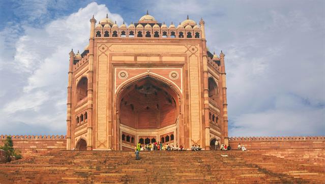Das Buland Darwaza an der Freitagsmoschee von Fatehpur Sikri ist der größte Torbau Indiens und einer der größten weltweit. Das Tor ist eines der markantesten Bauwerke der Mogul-Architektur.